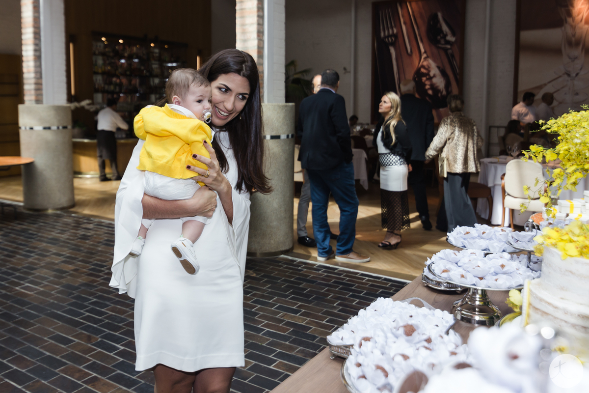 mae segurando bebe no colo