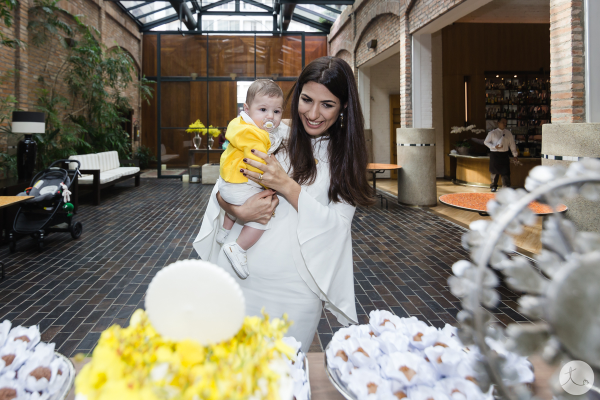 mae segurando bebe no colo