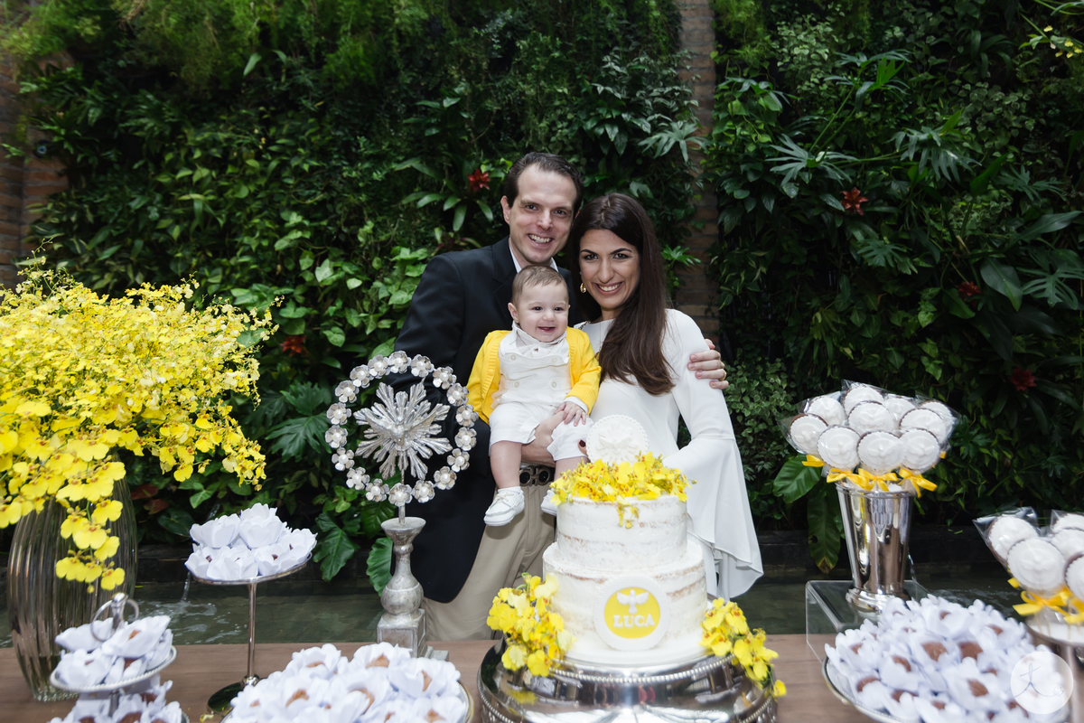 pai e mae com filho no colo