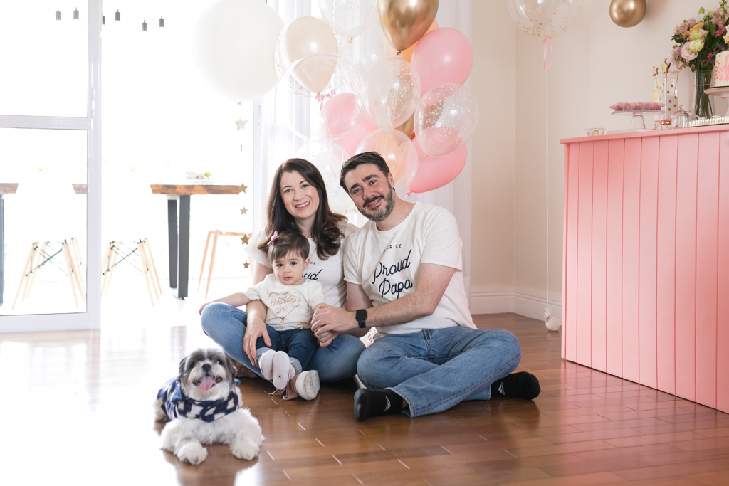 retrato da familia em casa na sala sentados no chao