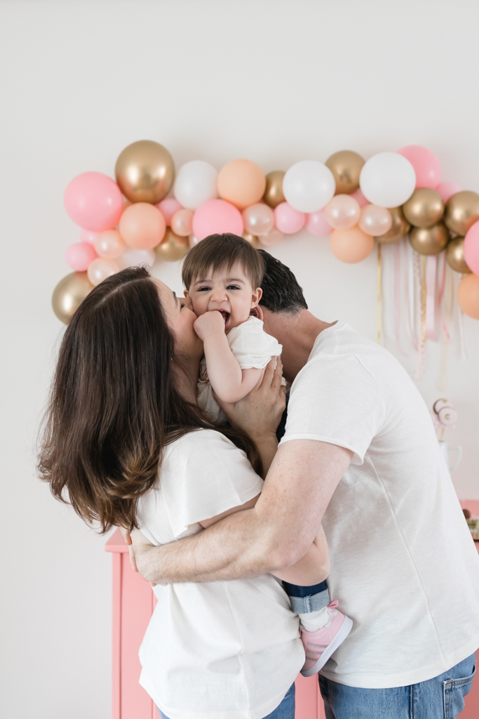 bebe no colo dos pais sorrindo