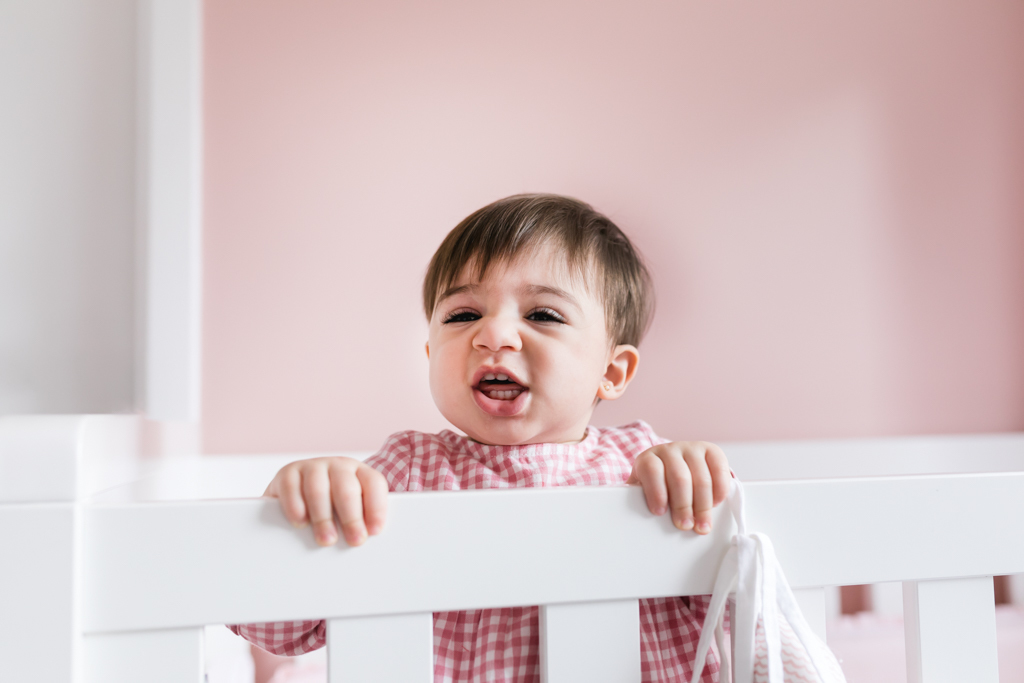 retrato de bebe dentro do berço em ensaio em casa por tati Pugliese