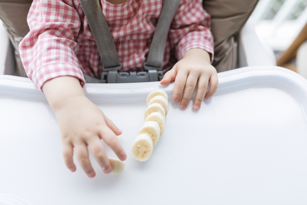 bananas cortadas em rodelas para bebe comer