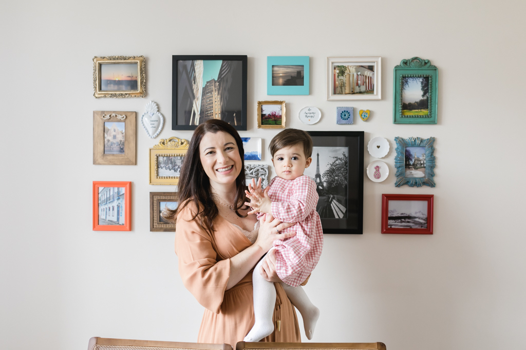 mae segurando filha bebe no colo em casa por Tati Pugliese