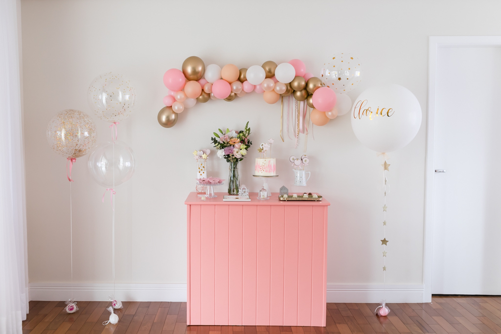 mesa balcao decorada com bolo  doces balões sao paulo sp