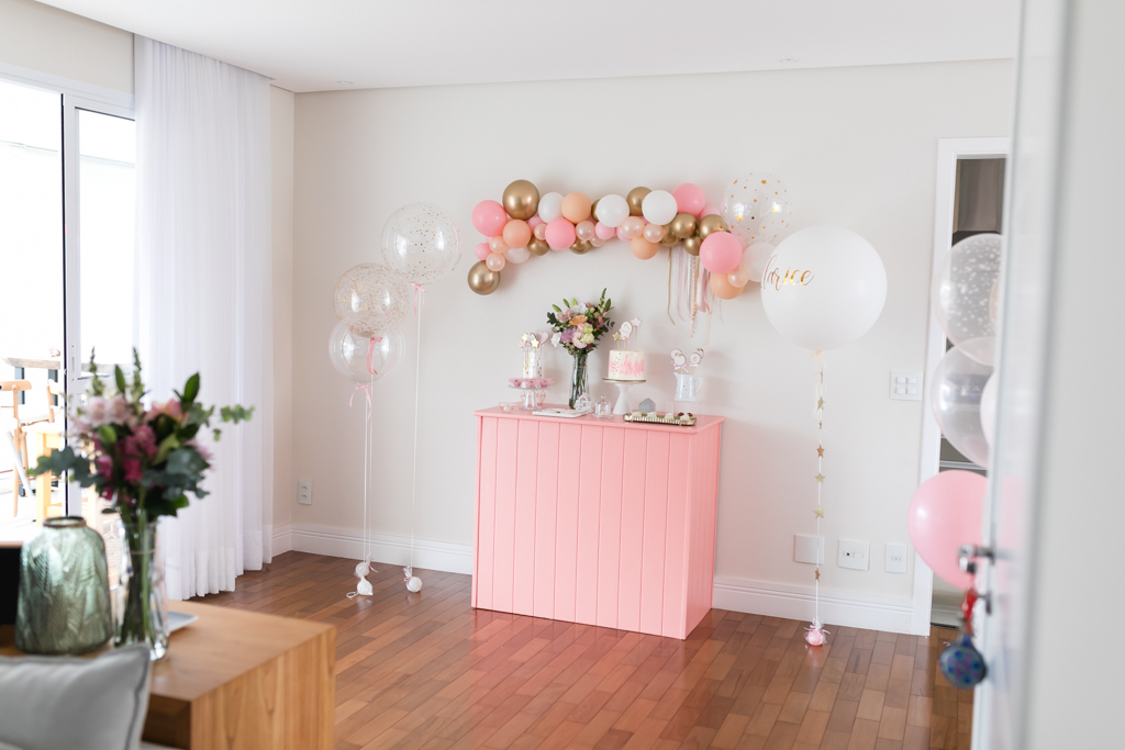 mesa de bolo e doces montada na casa da familia sao paulo sp