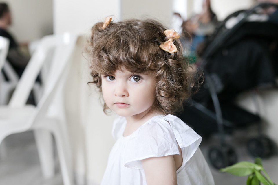 menina com cabelo cacheado