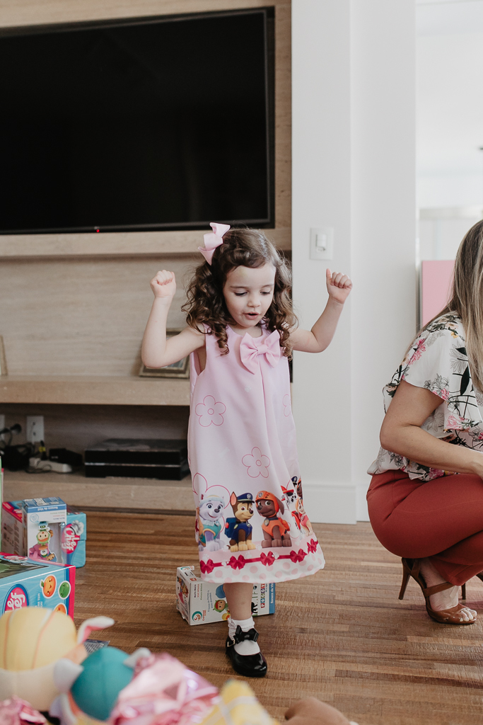 menina-pulando-alegria