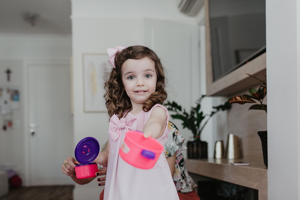 menina-panelinha-brincando