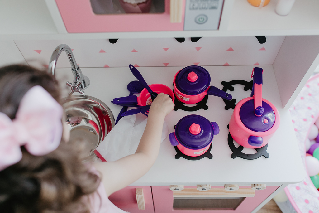 cozinha-brincar-menina