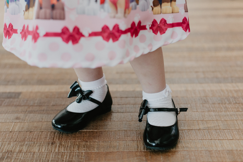 pes-menina-sapato-preto