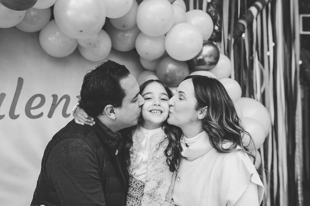 pais-beijando-filha-na-bochecha