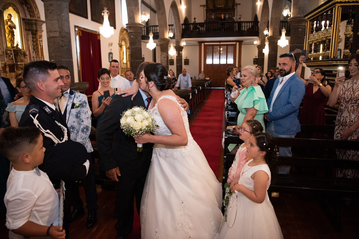 noiva dando beijo no pai