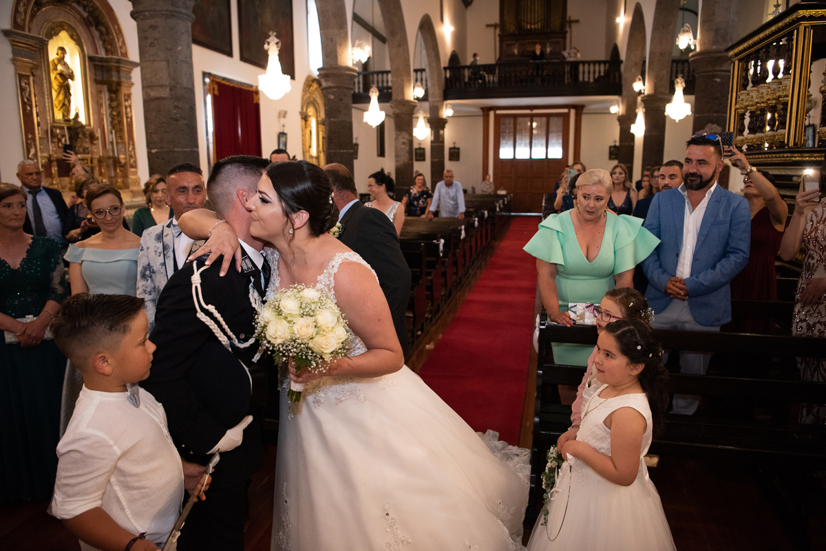 noiva dando beijo no noivo