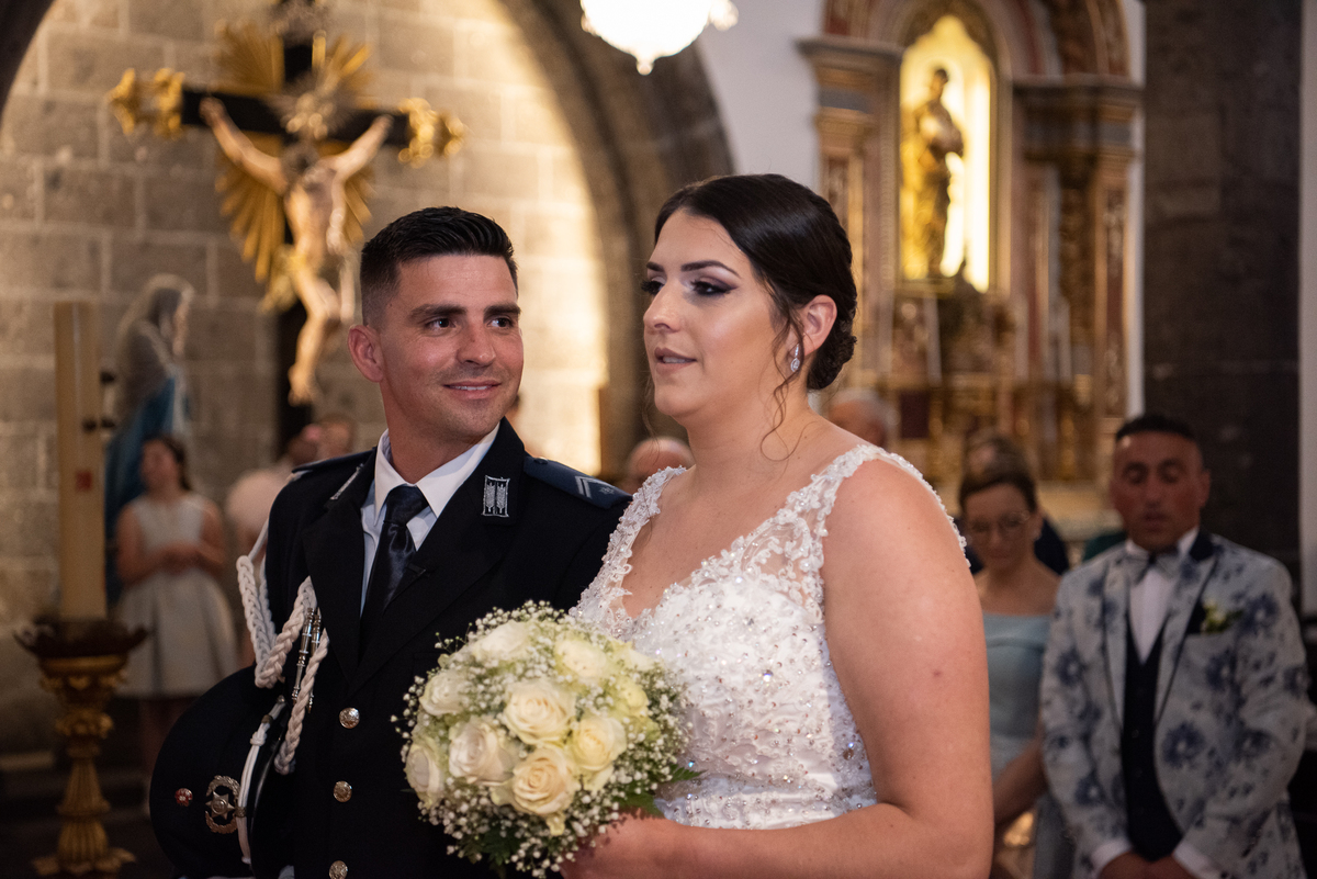 noivo olha para noiva