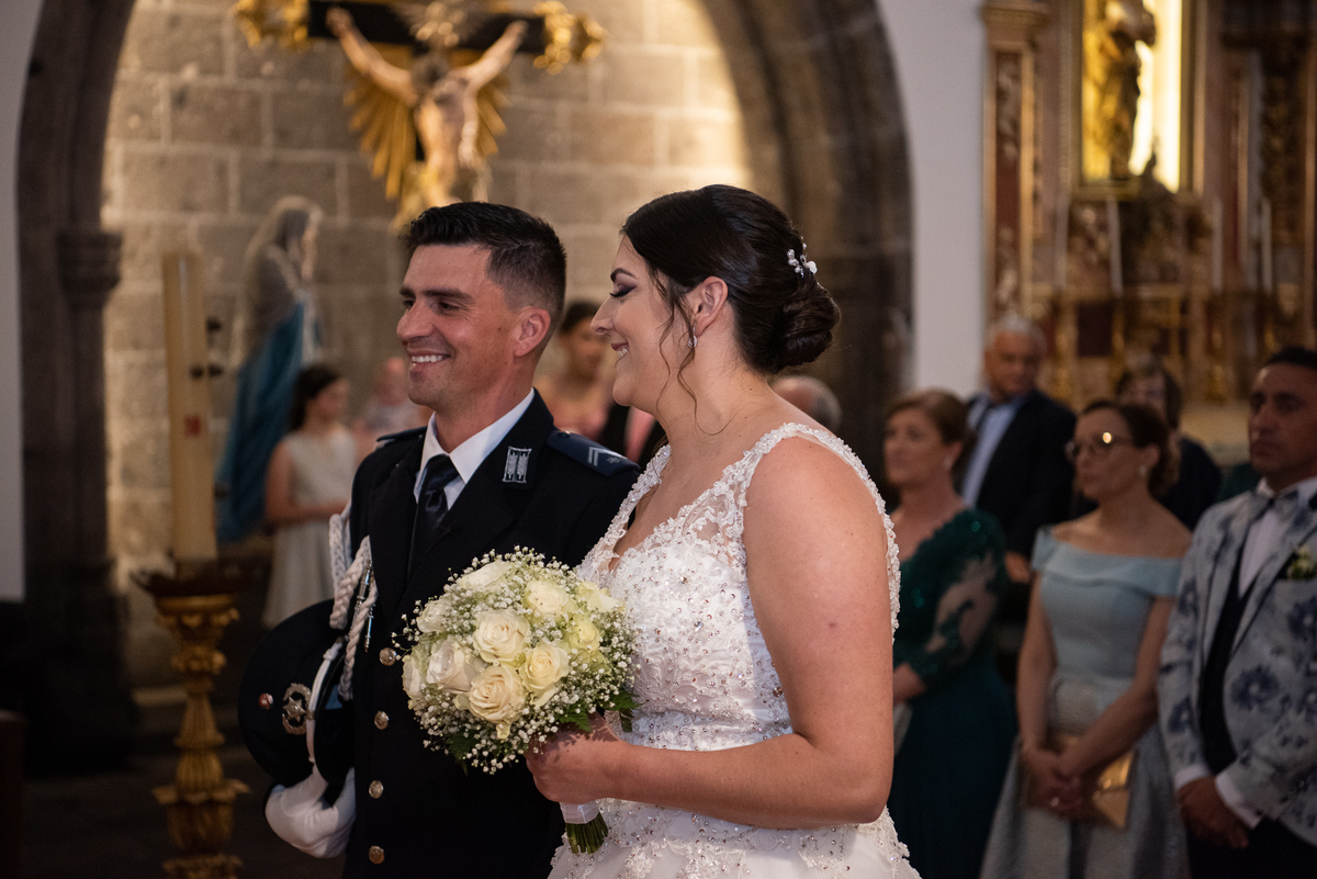 noivo olha para noiva