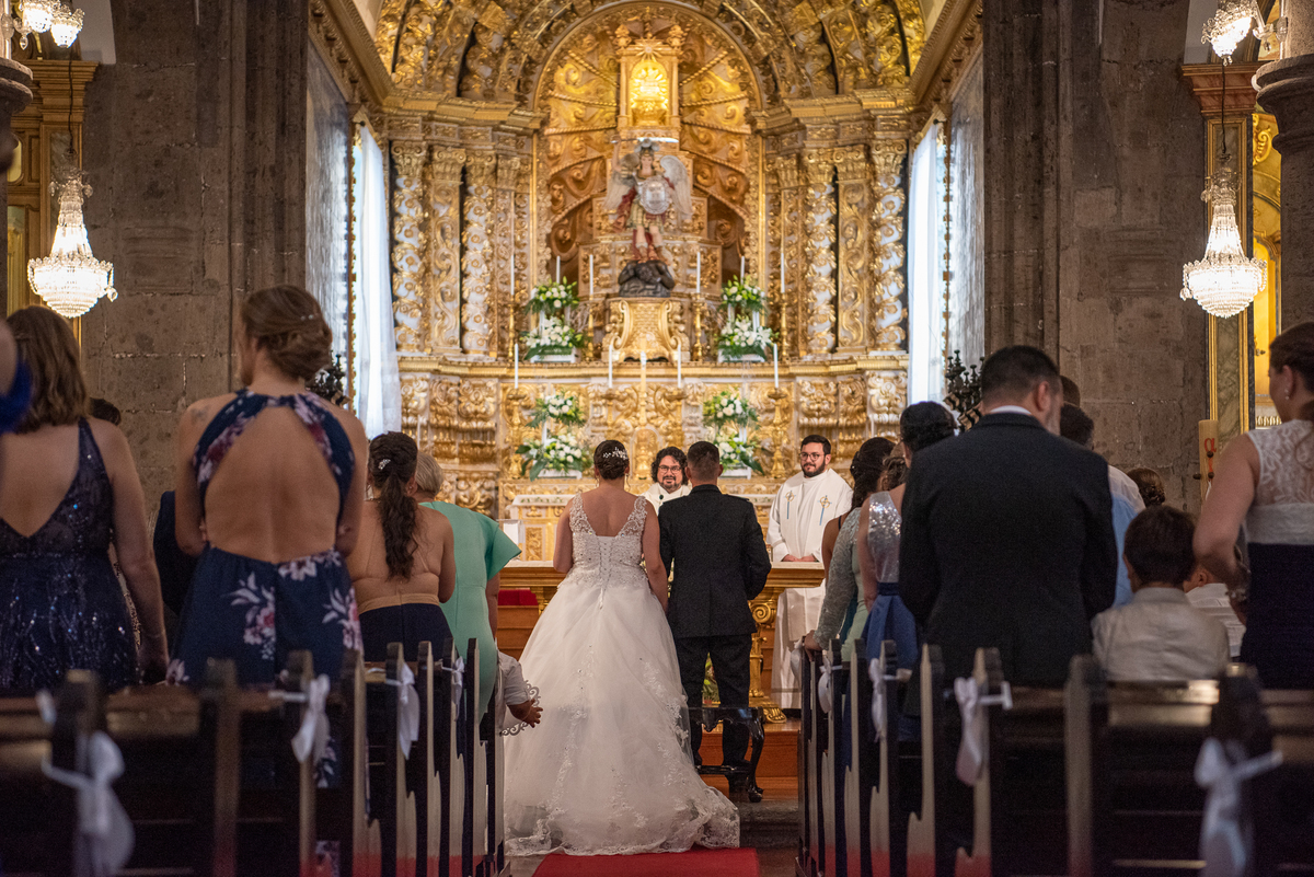 noivos no altar