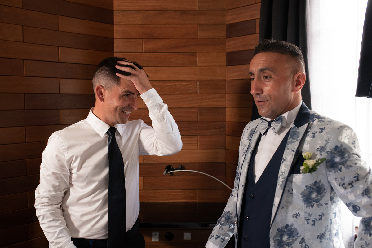 noivo com mao na cabeça