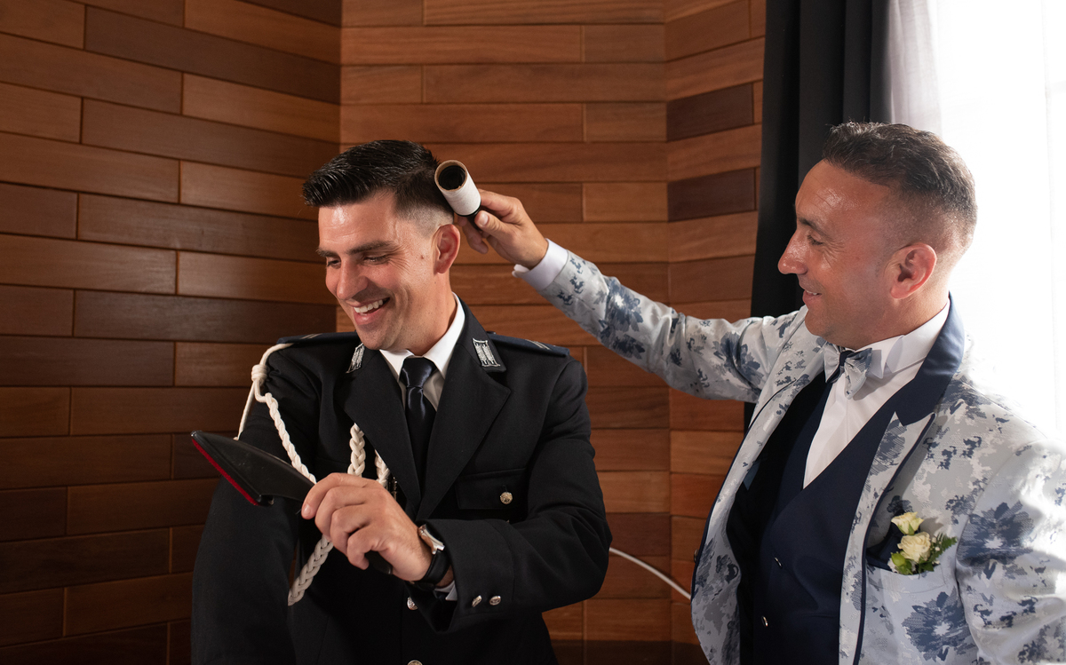 padrinho limpando noivo