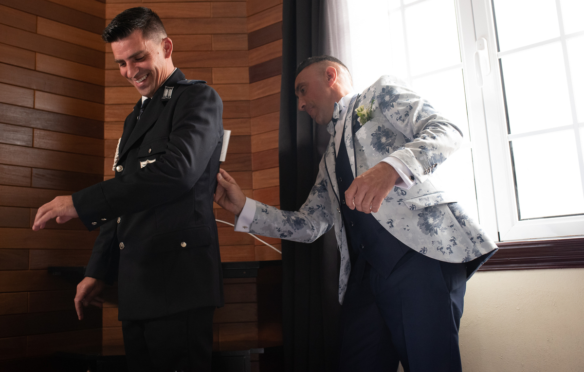 padrinho limpando noivo padrinho limpando noivo