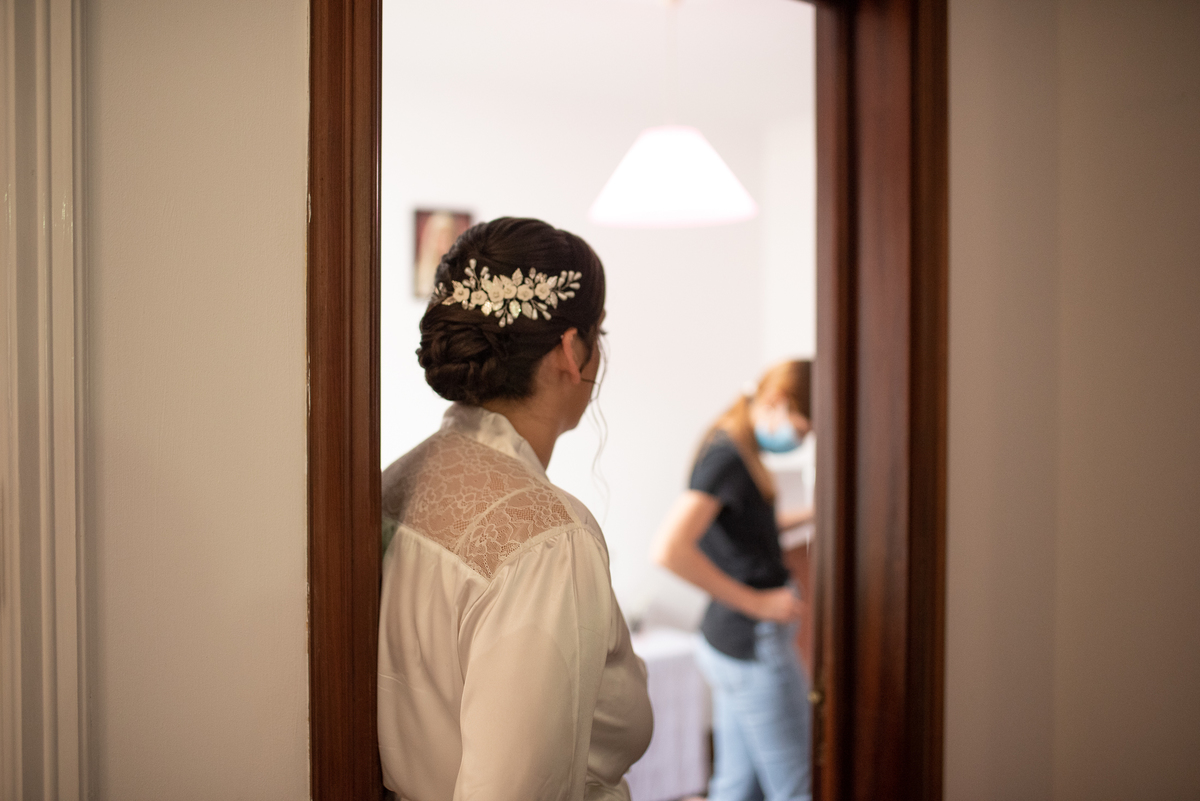 noiva olhando para maquilhadora