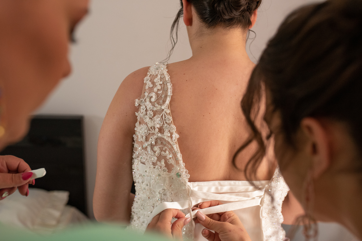 madrinhas ajudando no vestido