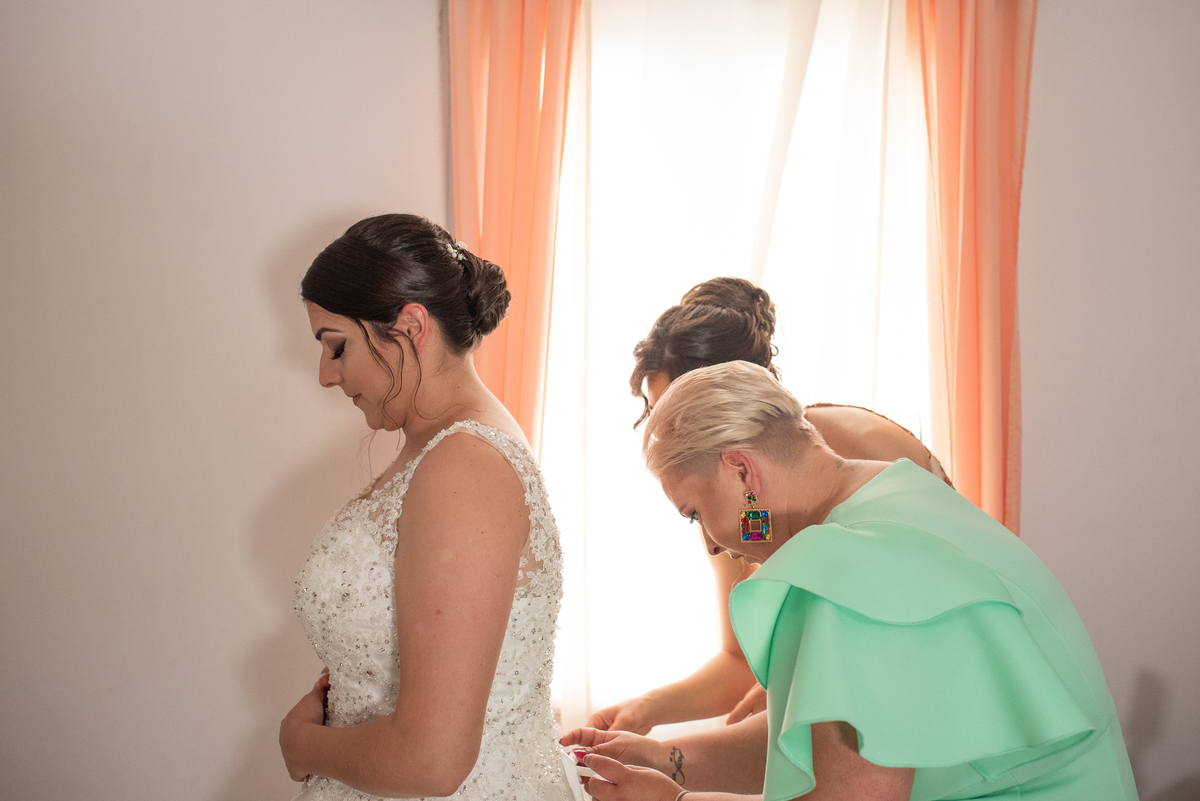 madrinhas ajudando no vestido