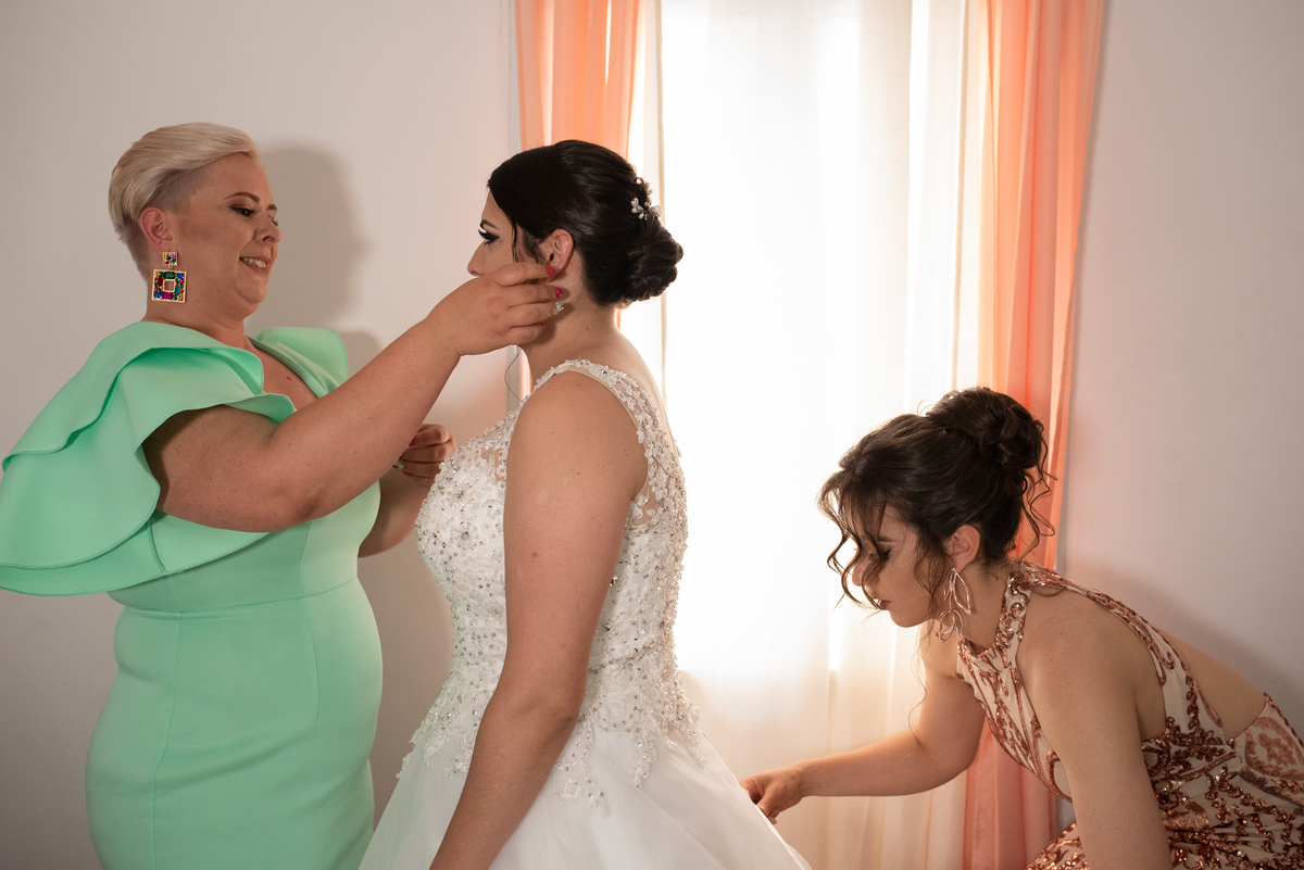 madrinhas ajudando no vestido