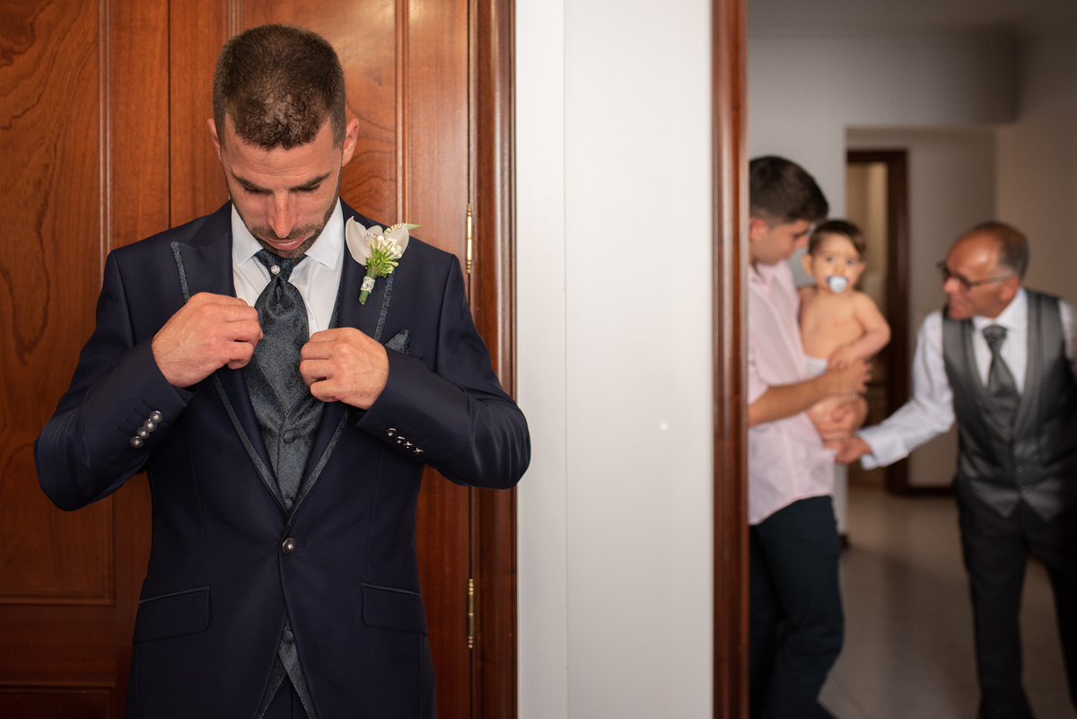 noivo nos últimos retoques 