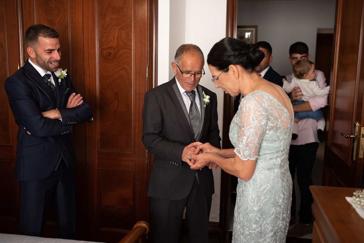 noivo nos últimos retoques com mae e pai 