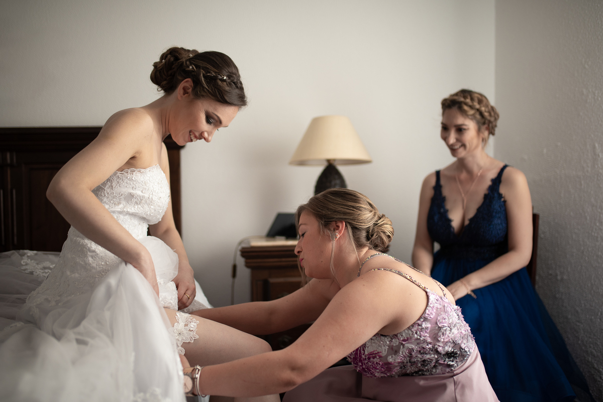 madrinha colocando liga
