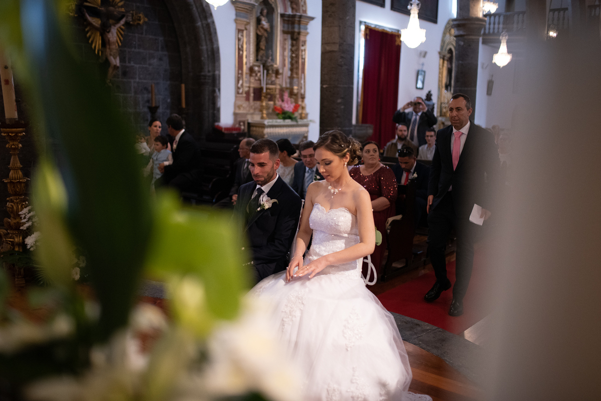 noivos sentados na igreja 