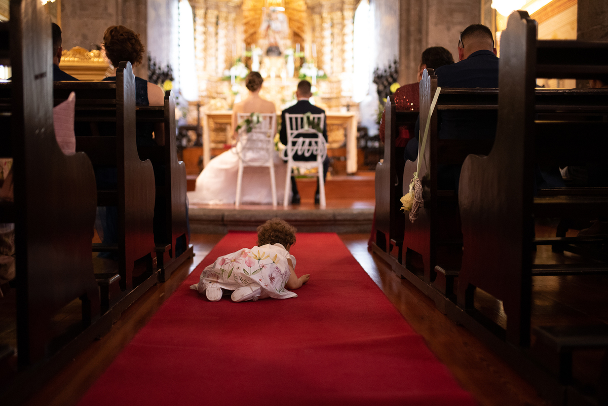 noiva no altar e criança no corredor 