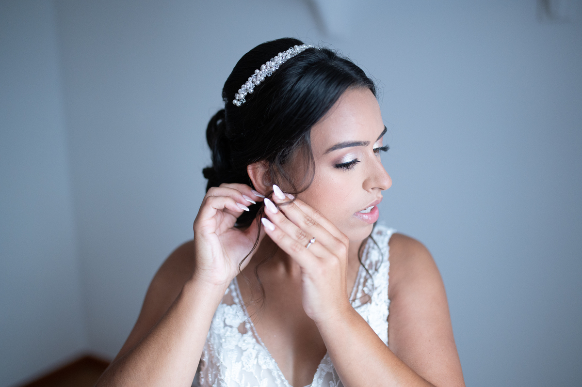 noivo colcando brinco