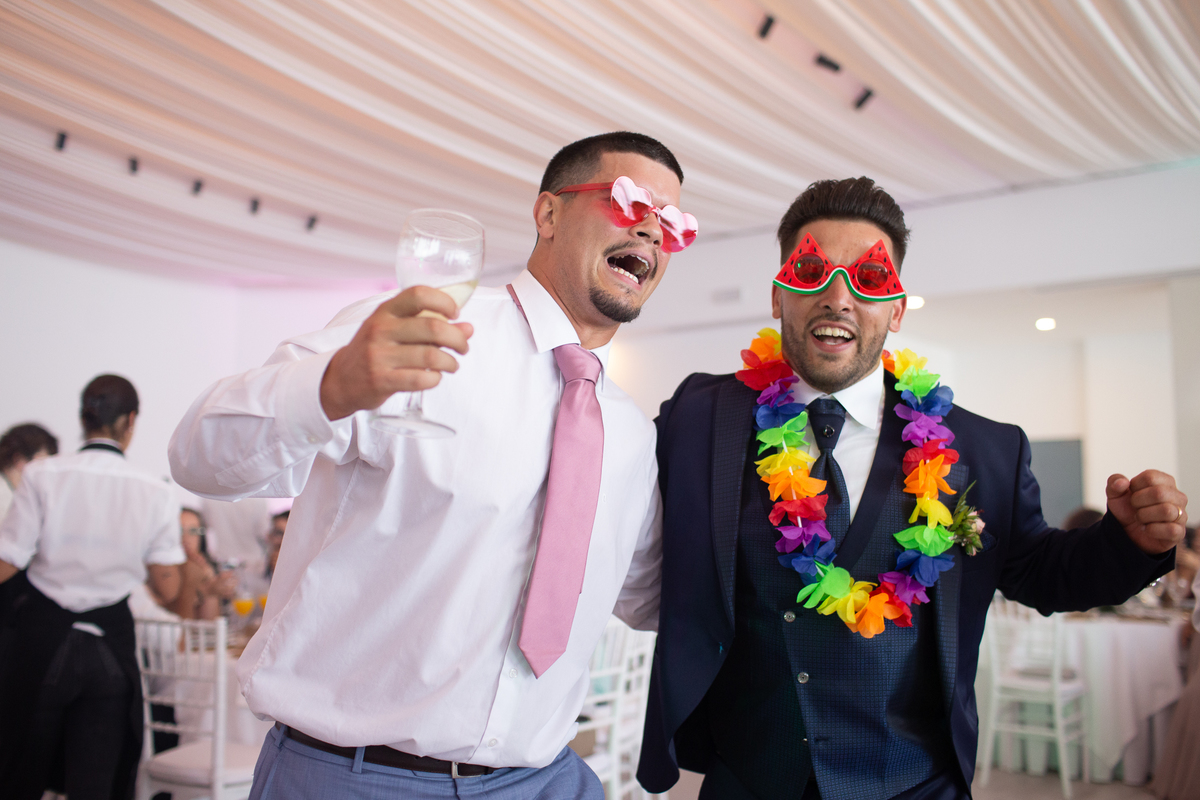 noivo feliz e convidado