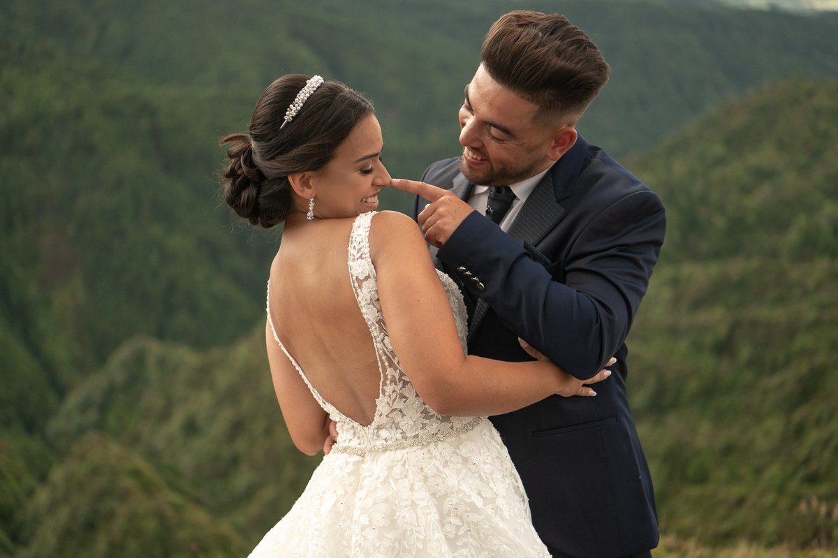 pós-casamento Noivos animados