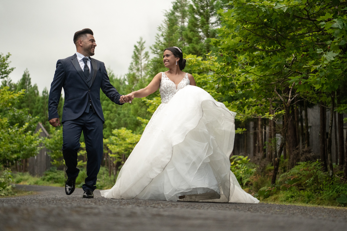 pós-casamento Noivos a correr