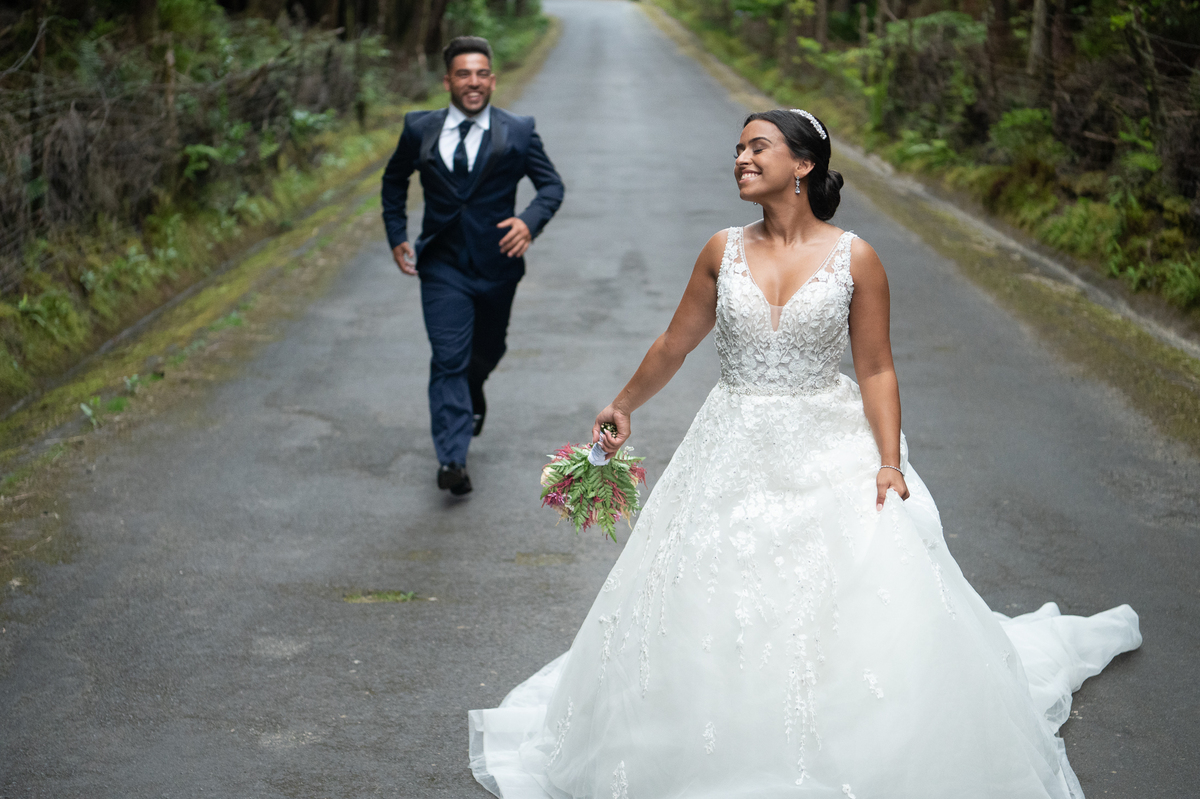 pós-casamento Noivos a correr