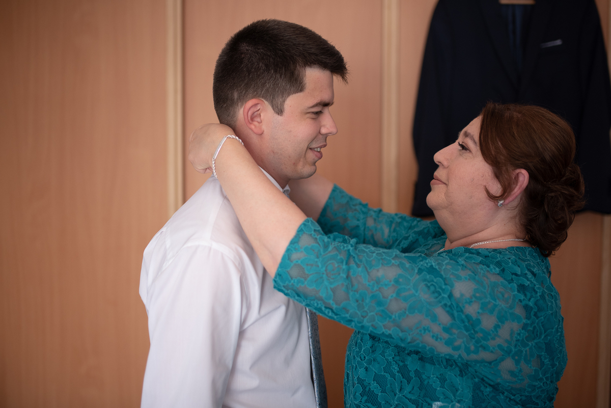 mae do noivo ajudando