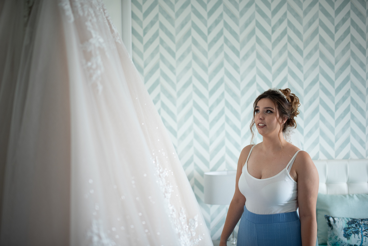 noiva olhando para vestido