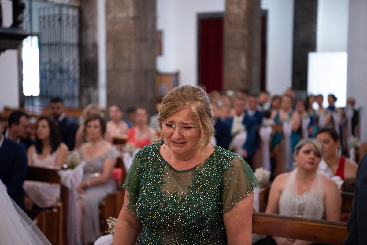 mae da noiva a chorar