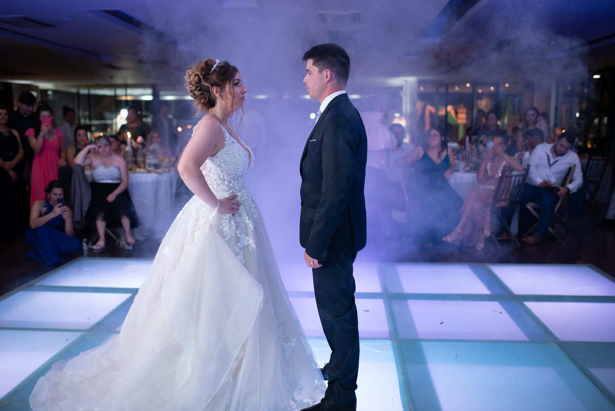 noiva no espaço quinta dançando