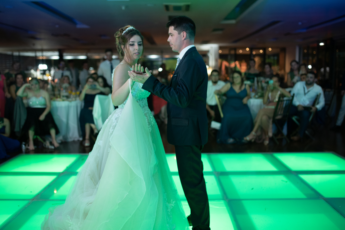 noiva no espaço quinta dançando