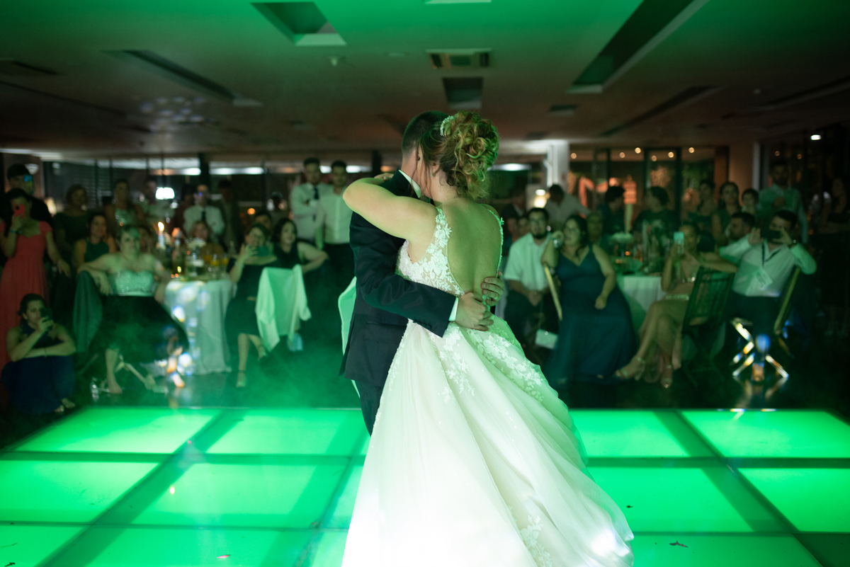 noiva no espaço quinta dançando