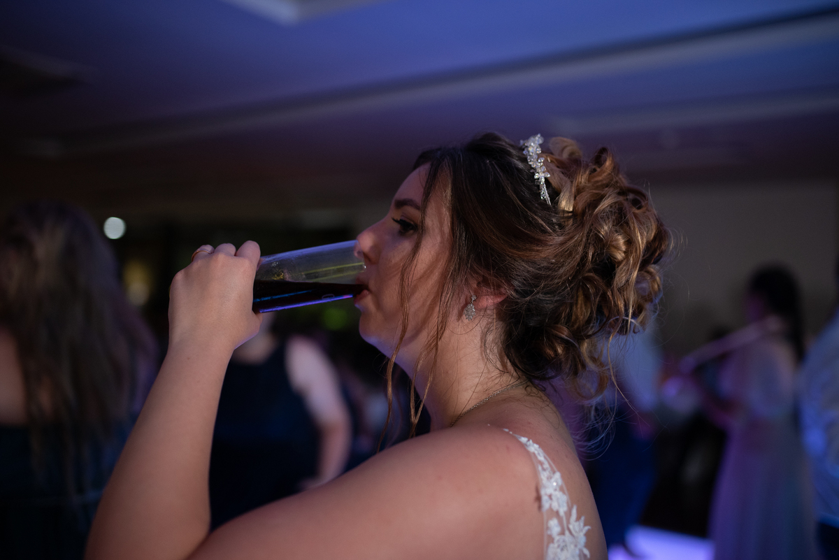 noiva no espaço quinta dançando