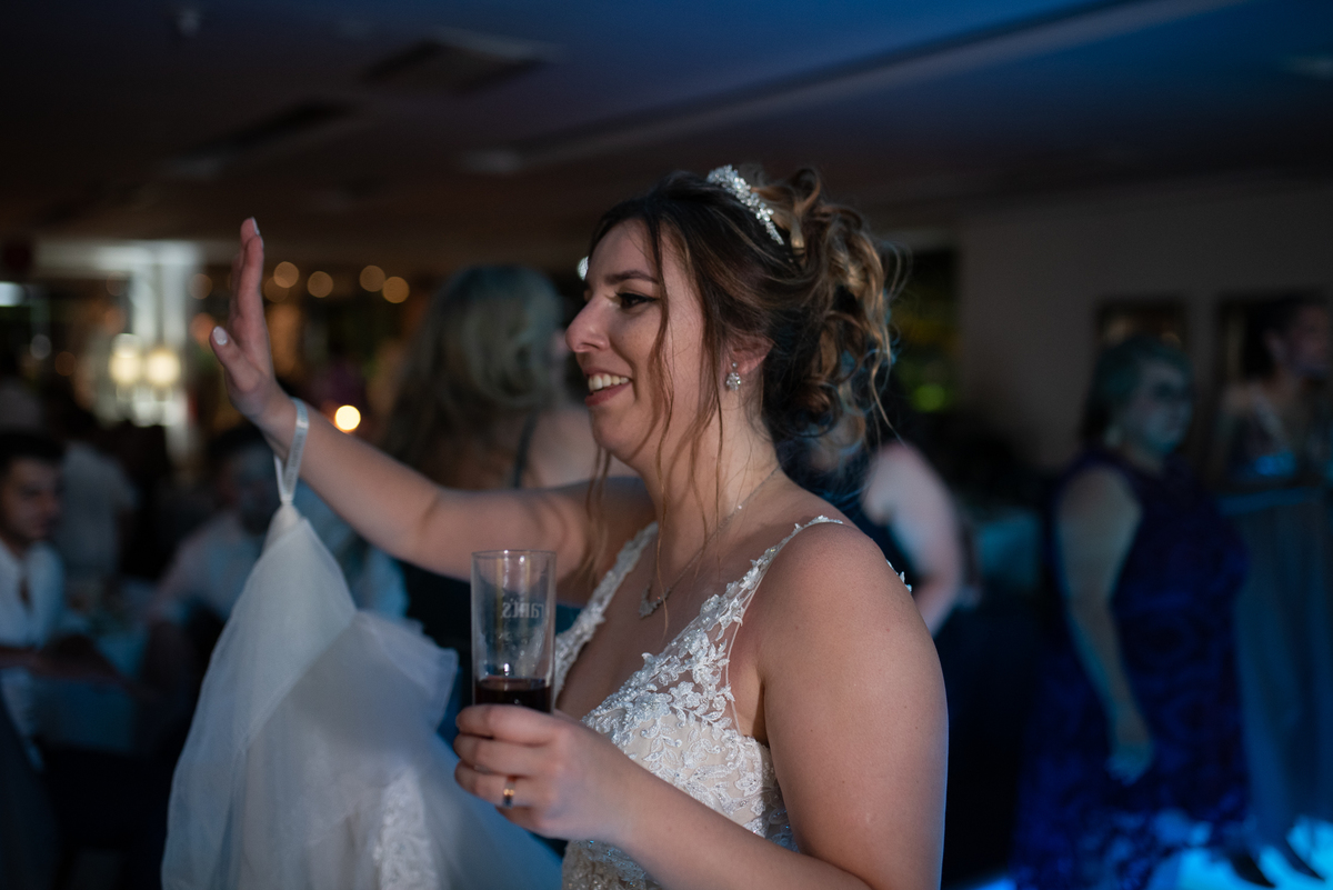 noiva no espaço quinta dançando