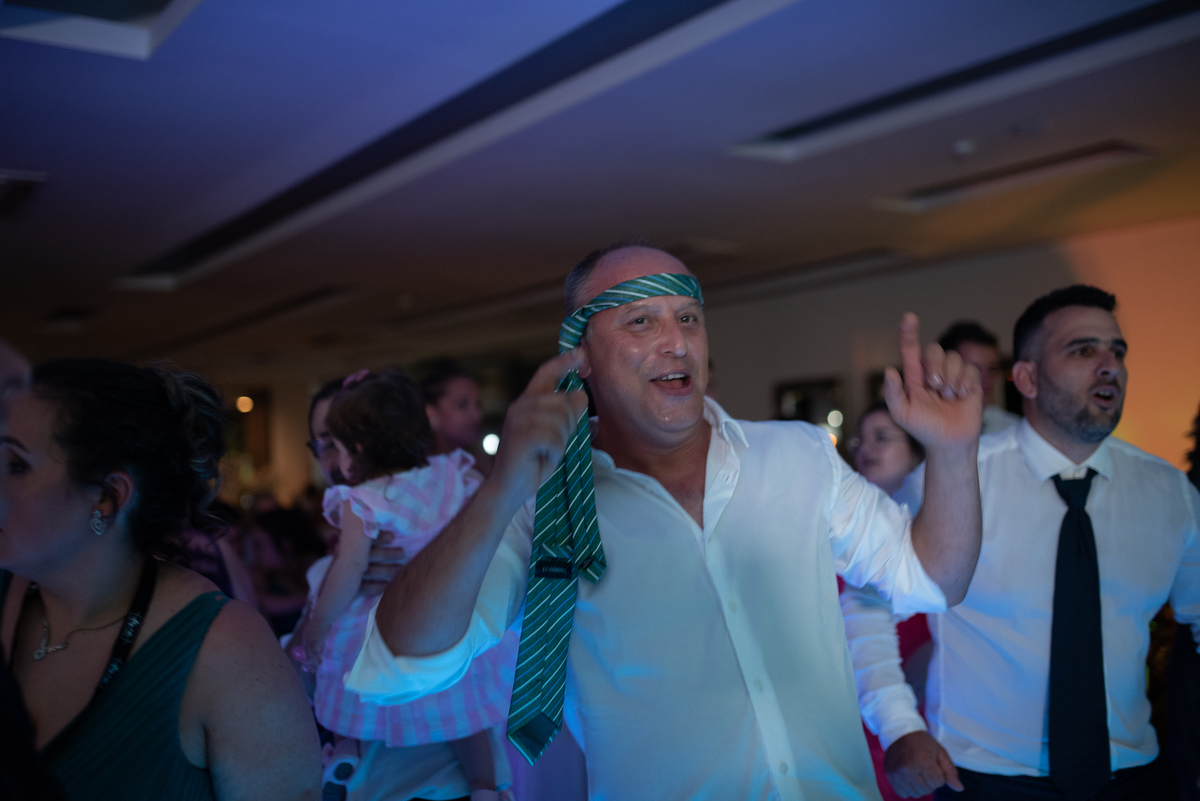 pai da noiva dançando