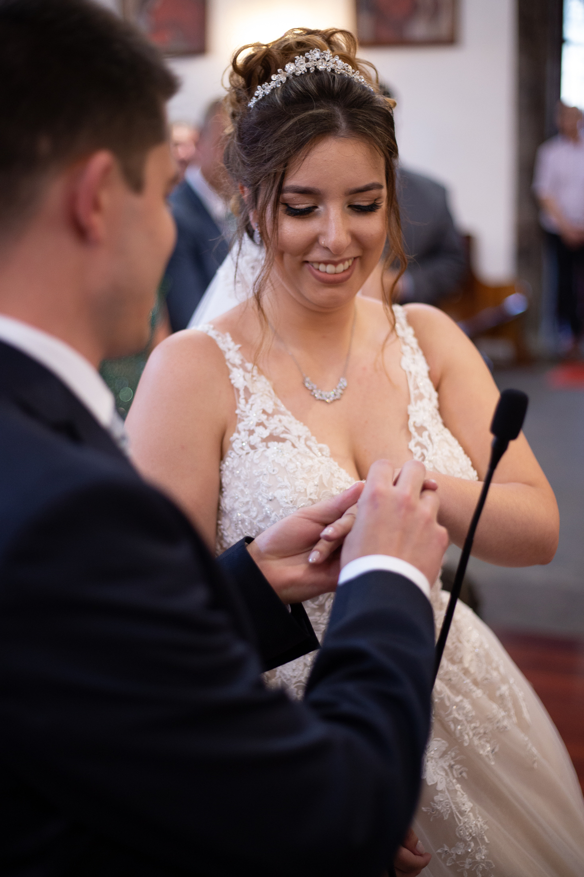 noivo colocando aliança na noiva