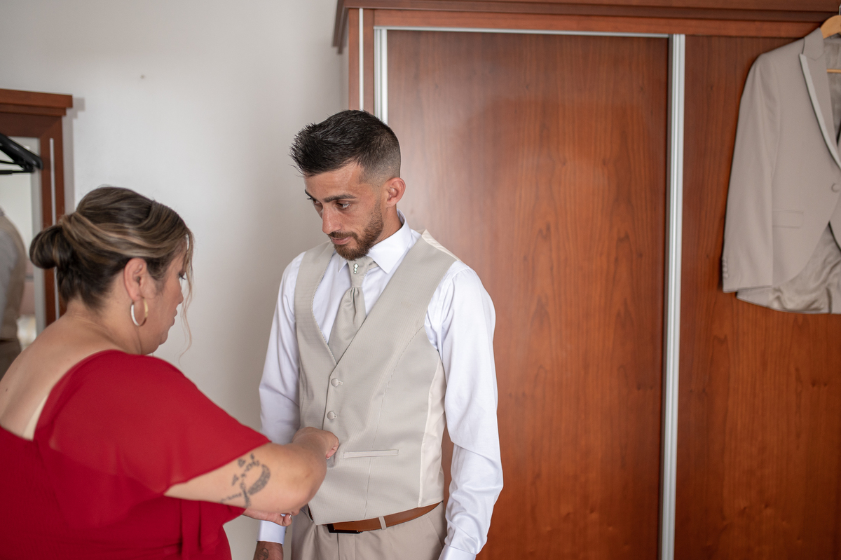 mãe do noivo ajudando 