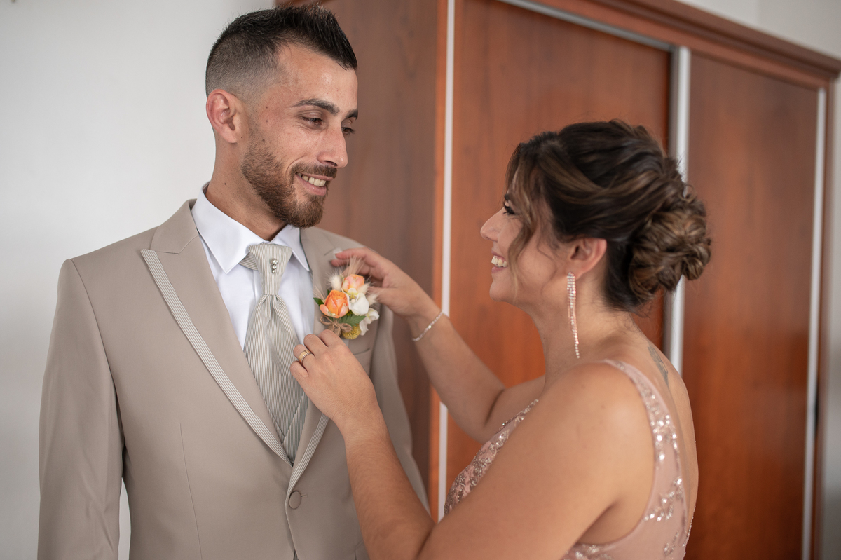 madrinha do noivo colocando a flor 